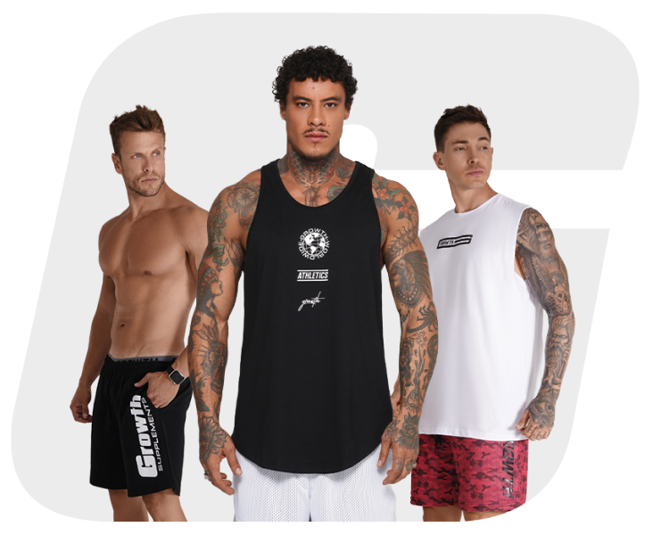 Modelos masculinos vestindo as roupas da Growth com logo representando o G de Growth ao fundo
